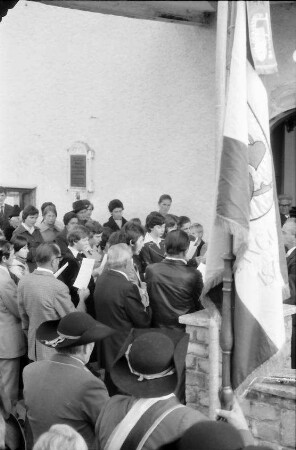 Langenegg, Vorarlberg: Feier vor der Kirche und Kranzniederlegung