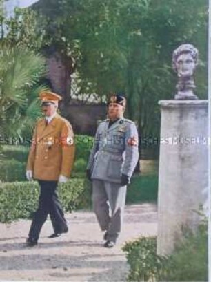 Bildtafel - Hitler und Mussolini beim Spaziergang in einem Park (Beilage einer Zeitschrift)