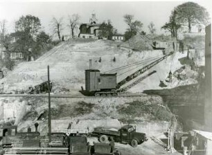 Hamburg-Altona. Zwischen dem Quäkerberg und Van der Smissenallee wird 1950 Baufreiheit für den Wiederaufbau des Fischereihafens geschaffen. Hier sollen 2 Fischpackhallen von je 125 m Länge entstehen. Der Aushub geht zügig voran.