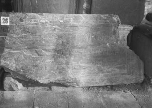 Fragment eines konischen Sarkophagdeckels