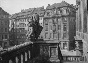Jüdenhof mit Dinglingerhaus : Dresden. Blick von der Freitreppe des Johanneum, Balustrade mit Waffen tragendem Putto, auf das Dinglingerhaus (rechts).