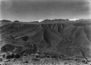Blick ins Tal : Blick von den Bergen um La Paz auf das darunterliegende Tal und die Cordillere Real im Hintergrund.
