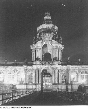 Dresden-Altstadt. Zwinger (1709-1728, M. D. Pöppelmann, B. Permoser). Langgalerie mit Kronentor. Ansicht über den Zwingergraben