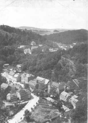 Tharandt. Stadtzentrum mit Pienner Straße, Dresdner Straße und Schillerstraße mit Rathaus. Blick nach Nordwest
