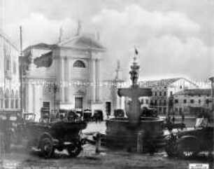 Deutsche Autokolonne auf dem Domplatz im besetzten Vittorio