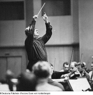 Aram Chatschaturjan mit Philharmonie; Serie beim Dirigieren, Harfenspielerin