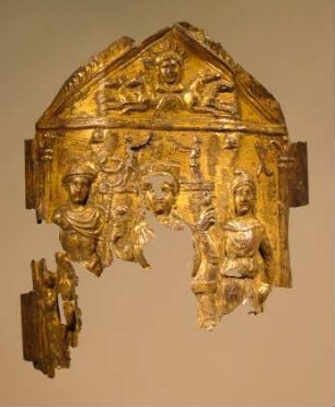 Fragmentiertes vergoldetes Bronzeblech mit Scharnier: im Giebel Sol, unten Kybele zwischen Merkur und Attis