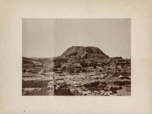 Stufenturm : Der Stufenturm der antiken Stadt Assur. Im Vordergrund einige Ruinen.