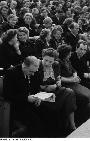 Publikum im Zuschauerraum des Klubhauses