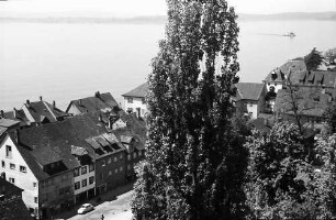 Meersburg: Blick von der Schlossterrasse auf Unterstadt und See