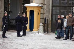 Stockholm - Wachaufzug am Schloss : Dragoner der Königlichen Leibgarde, Wachablösung vor dem Schloss, Zuschauer rechts, aufgenommen 2006 in Stockholm