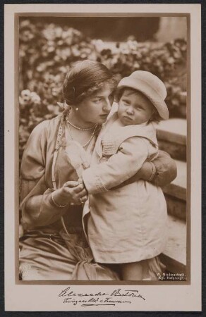 Postkarte mit Prinzessin August Wilhelm mit ihrem Sohn
