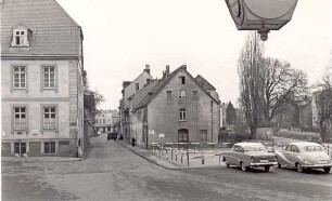 Situation am Eingang zum Wall. Heuerampel und zwei parkende Autos. Detmold. Hornsches Tor. Papierabzug