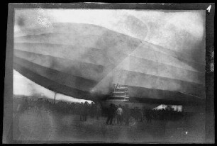 bei Loiching (Lkr. Dingolfing-Landau): Zeppelin am Boden mit herumstehenden Mannschaften des 2. Schwere-Reiter-Regiments (seitliche Nahaufnahme)