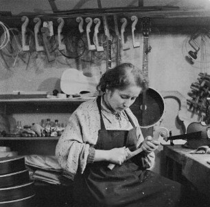 Markneukirchen : Musikinstrumentenbau Markneukirchen. Geigenbaumeisterin Johanna Schuricht in ihrer Werkstatt