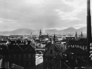 Graz : Die Dächer von Graz, dahinter Grazer Bergland
