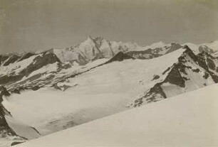 Österreich. Hohe Tauern. Goldberggruppe. Blick von der Baumbachspitze nach Westen zum Großglockner (3798 m). Rechts im Vordergrund der Sonnblick mit dem Zittelhaus