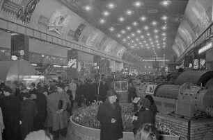 Messebesucher in der Ausstellungshalle VI., Schwermaschinenbau und technische Großanlagen