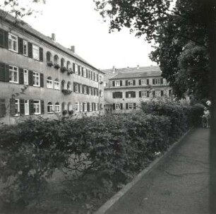 Dresden-Trachau. Wohnsiedlung Bauverein Gartenheim (1926/1928; P. Beck). Wohnblocks, Böttgerstraße 37/39 und Burgsdorffstraße 31 (mit Verbindungsbau). Straßenansicht (von der Burgsdorffstraße) mit Heckeneinfriedung