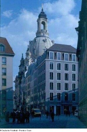 Frauenkirche : Blick aus der Augustusstraße gegen die Gebäude des sog. "Quartiers I", dahinter die Kuppel der Frauenkirche