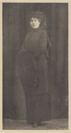 Fotografie einer zu Musterung in Trauerkleidung erschienenen Person (1)