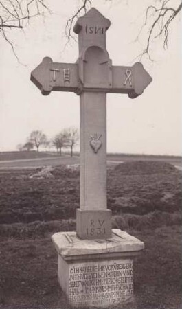 bei Landau, Heinfelder Weg. Kreuz mit Marterwerkzeug. 1727/1831