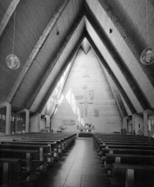 Isny im Allgäu. Kirche "Zum kostbaren Blut". Inneres zum Altar