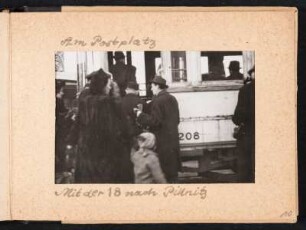 Fotoalbum des Malers Willy Irmscher : Albumseite 7 mit Aufnahme der Straßenbahn Nummer 18 an der Haltestelle Postplatz in Dresden
