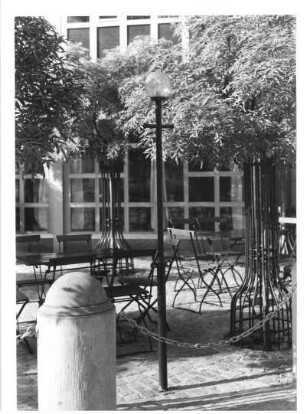 Dresden-Neustadt. Hauptstraße vor Restaurant "Am Tor". Straßenleuchte (um 1988; Glaskugel, getönt, Metall, schwarz bespritzt)