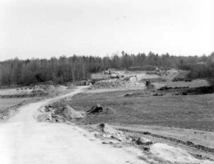 Oberlausitz. Landschaftsschutzgebiet Königshainer Berge. Bau des Tunnels Königshainer Berge der Bundesautobahn 4 (1996/1999). Blick auf die Baustelle mit Baustellenzufahrt