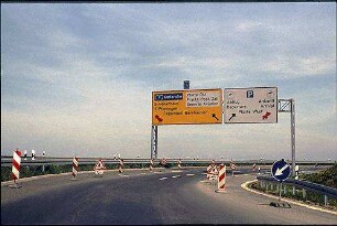 Ausfahrt Karlsruhe (Richtung) Zufahrt auf Knotenpunkt mit Flughafenrandstraße
