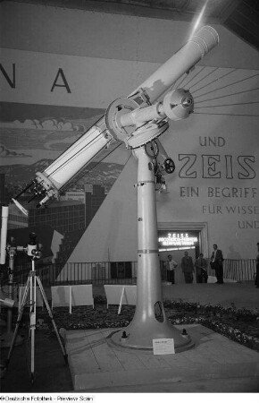 Astronomisches Teleskop (Refraktor) des VEB Carl Zeiss Jena auf der Leipziger Herbstmesse 1954