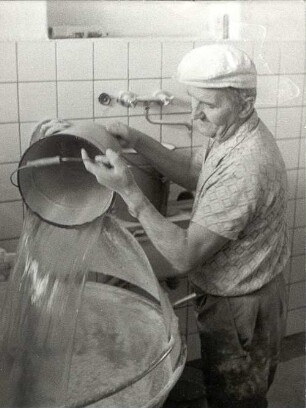 Bäckerei in Wentdorf/ See : Nahrung - Backen. Ort: Wentdorf/ See, Kreis Luckau. Bäckermeister Bruno Schulze backt Sechs-Pfund-Brote im Holzofen (1979). (ehemalige Windmühle)