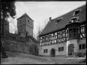 Neidenstein Fachwerkhaus mit Treppenturm (1538), links der Torturm (1569) der Burgruine