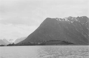 Fjord : Felswände eines Fjords.