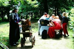Umwelttag: Kinder basteln; Drehorgelspieler in Clownskostüm