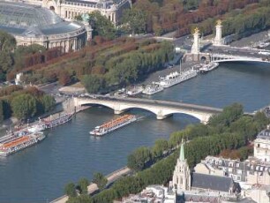 Blick vom Eiffelturm, links Grand Palais (Ausstellungshalle) an den Chams Elysees, vorne rechts Alexanderbrücke über die Seine