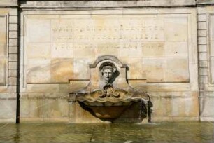 Radebeul-Niederlößnitz. Schloss Wackerbarth. Belvedere. Wandbrunnen mit Spruch von A. J. L. von Wackerbarth