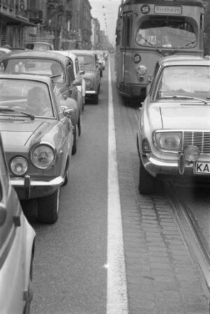 Auto- und Straßenbahnverkehr in der östlichen Kaiserstraße