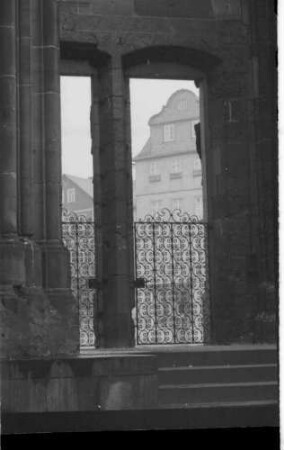 Wetzlar: Seitenportal mit Gitter