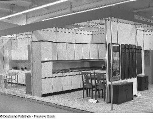 Ausstellungskojen mit Anbauküchen und Flurgarderobe des VEB Möbelkombinat Dresden-Hellerau