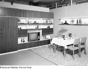 Wohnzimmer : Wohnzimmer (1972; Möbelkombinat Zeulenroda-Triebes (ZEUTRIE)). Anbauwand und Eßplatz mit Wandbord