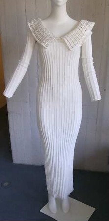 Weißes Strickkleid mit angestrickten Ärmeln und doppeltem Kragen