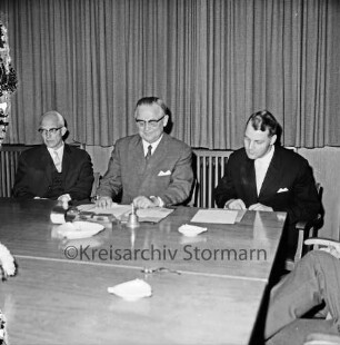 Gottfried Baethge: Amtseinführung: Rathaussitzungssaal: am Tisch mit Bürgerworthalter Georg Koch und Landrat Wennemar Haarmann: 30. September 1968