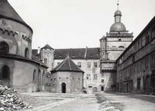 Würzburg, Festung Marienberg : Würzburg. Festung Marienberg. Burghof mit Marienkirche und Brunnenhaus gegen den Sonnenturm von Südwesten