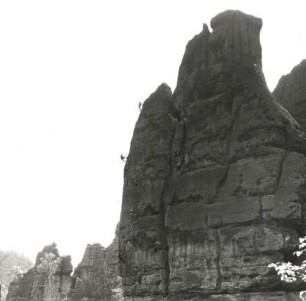 Sächsische Schweiz. Schmilkaer Gebiet, Östlicher Rauschenturm. Bernd Arnold und Günter Lamm am Rauschengrundpfeiler, Erstbegehung 18. Juli 1979