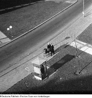 Hochhaus Terrassenufer (verschiedene Ansichten, Blick von oben, Modell der Carola-Brücke?, Spielplatz, Brückenskulptur der alten Carolabrücke)