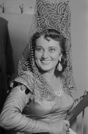 Szenenbilder aus der komischen Oper "Carmen" von Georges Bizet an der Komische Oper Berlin