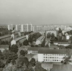 Dresden. Blick von einem Hochhaus Wiener Straße nach Nordwesten über Wohnblöcke gegen Hochhäuser Leningrader Straße