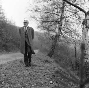 Karl W. Steinbuch während eines Spazierganges in einem Park